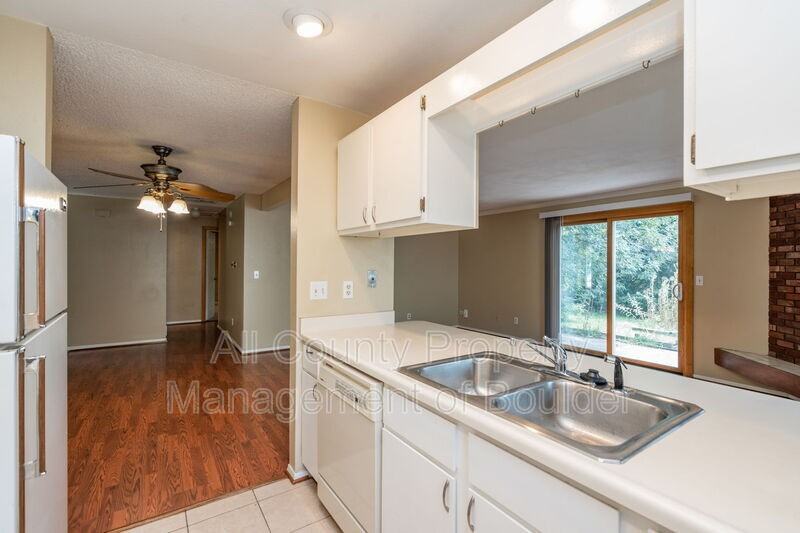 819 Elliott St - Photo 7 of 17