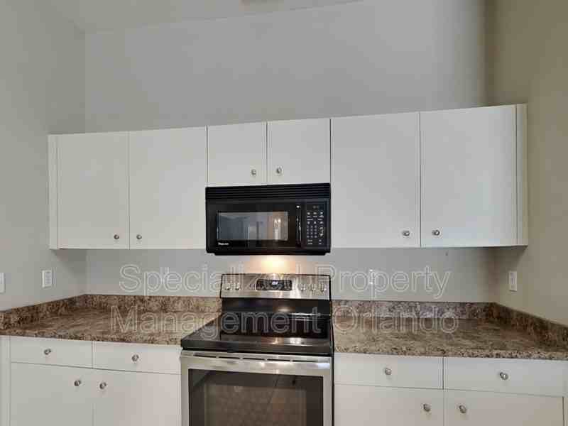 1800 Creekwater Blvd - Photo 2 of 28