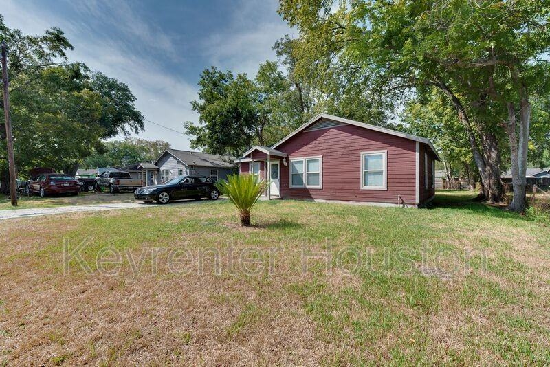 7601 Springdale St - Photo 2 of 26