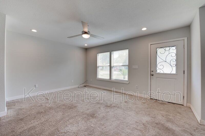 7601 Springdale St - Photo 3 of 26