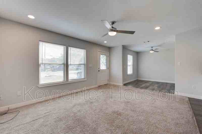 7601 Springdale St - Photo 4 of 26