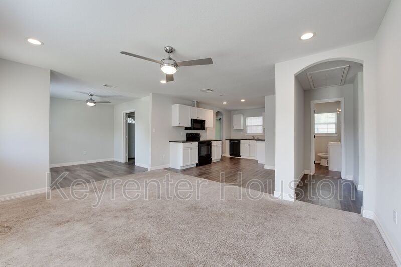 7601 Springdale St - Photo 5 of 26