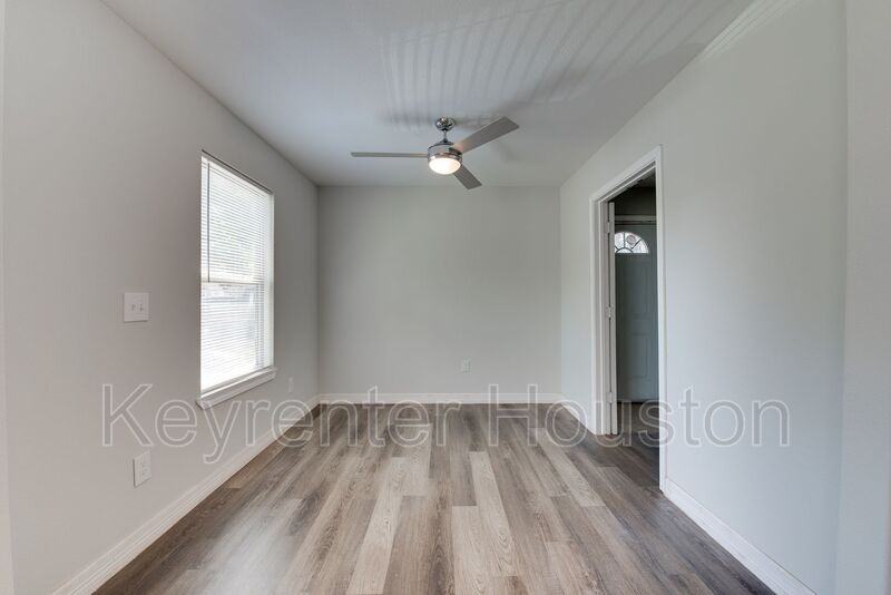 7601 Springdale St - Photo 7 of 26