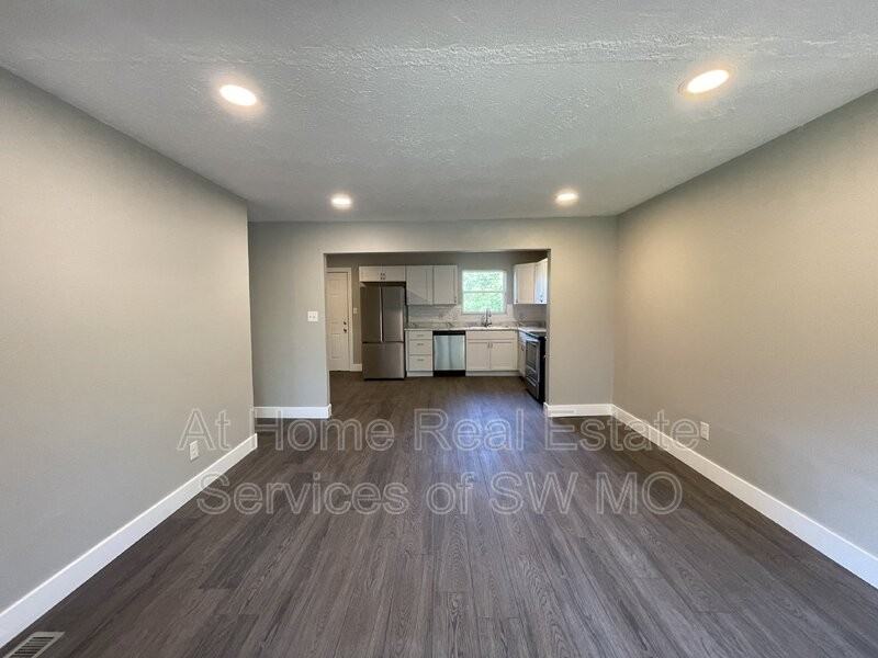 1921 N Old Orchard Ave - Photo 2 of 9