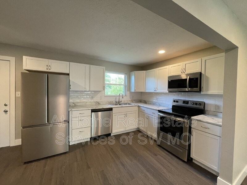 1921 N Old Orchard Ave - Photo 3 of 9