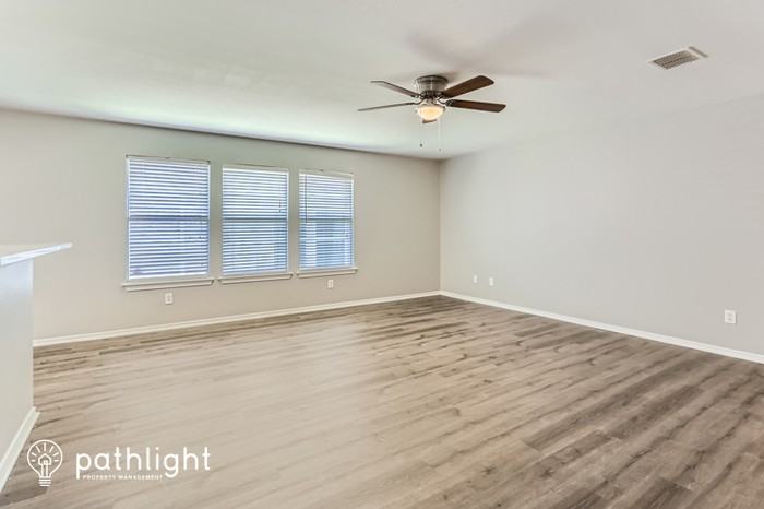 2709 Frontier Ln - Photo 3 of 13