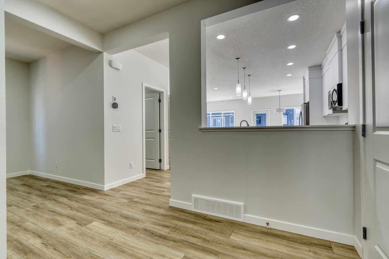 317 Creekrun Cres Sw #NA - Photo 2 of 24