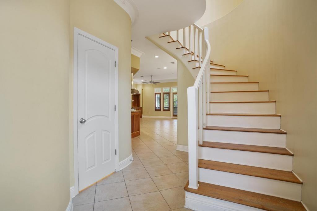 7516 Pinehurst Ct - Photo 3 of 10