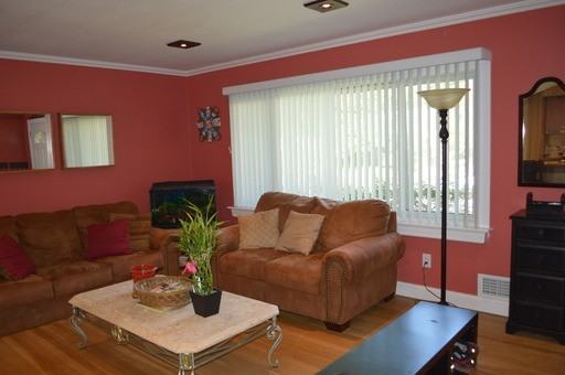 1402 Caddington Ave - Photo 3 of 33
