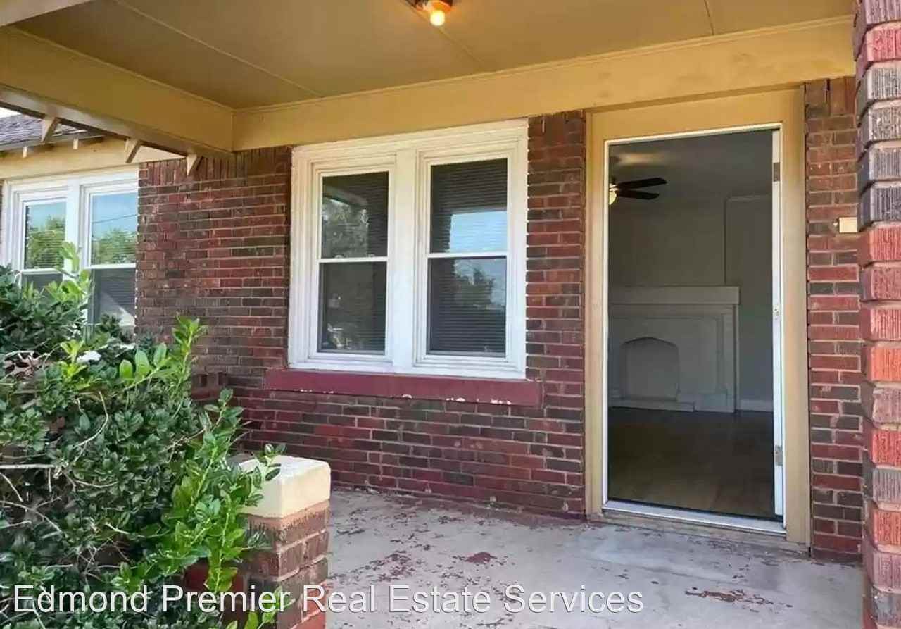 1003 Ne 17th St - Photo 2 of 13