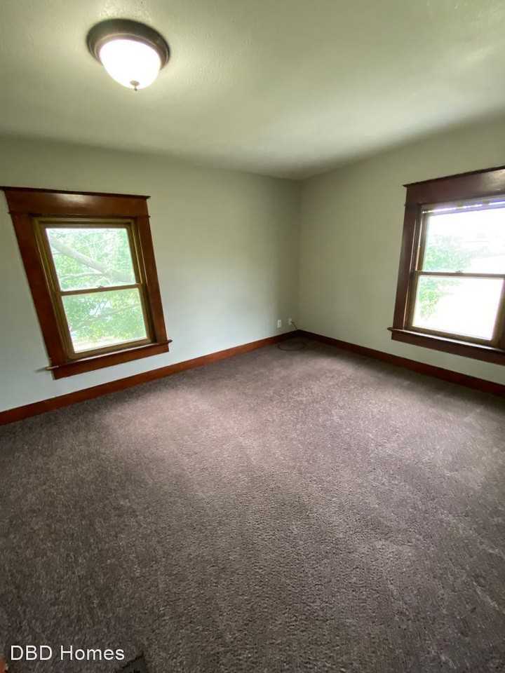 2542 Holton Ave - Photo 3 of 9