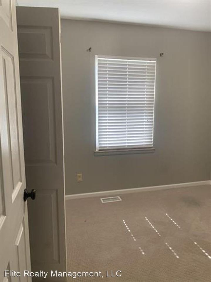 2255 Collins Dr - Photo 3 of 9