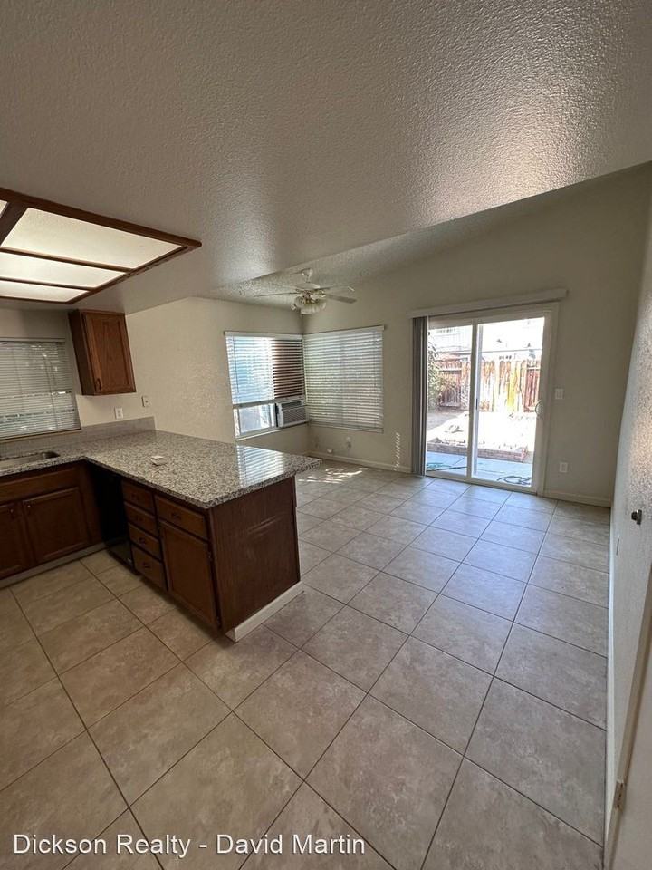 1841 Burnside Dr - Photo 3 of 12