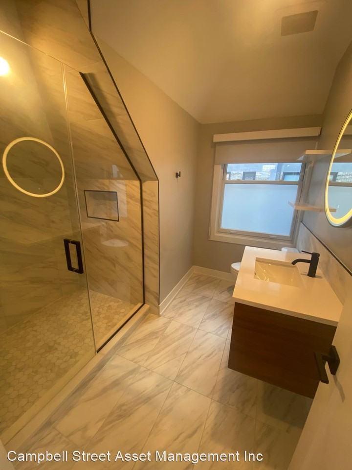 448 W Barry St - 303 - Photo 3 of 15