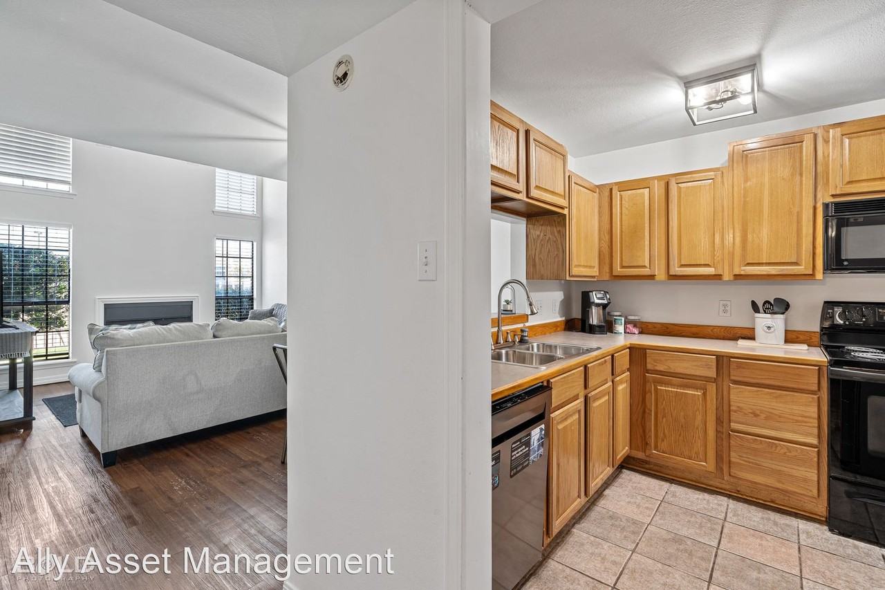 8 Meadow Creek Dr - Photo 3 of 18