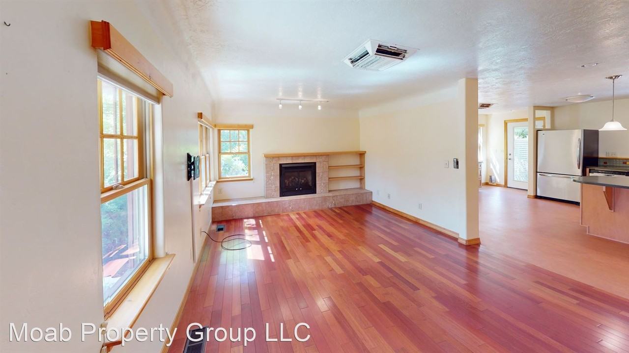 143 E 100 N - Photo 2 of 25