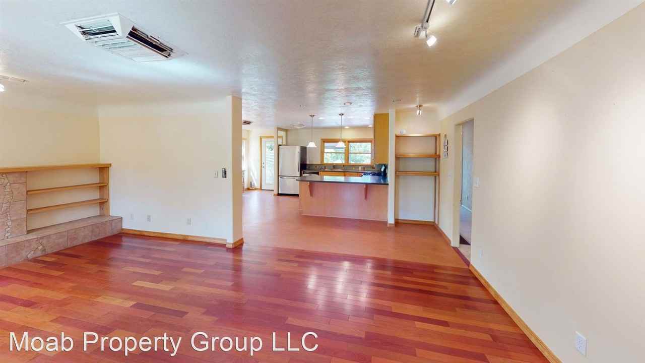 143 E 100 N - Photo 3 of 25