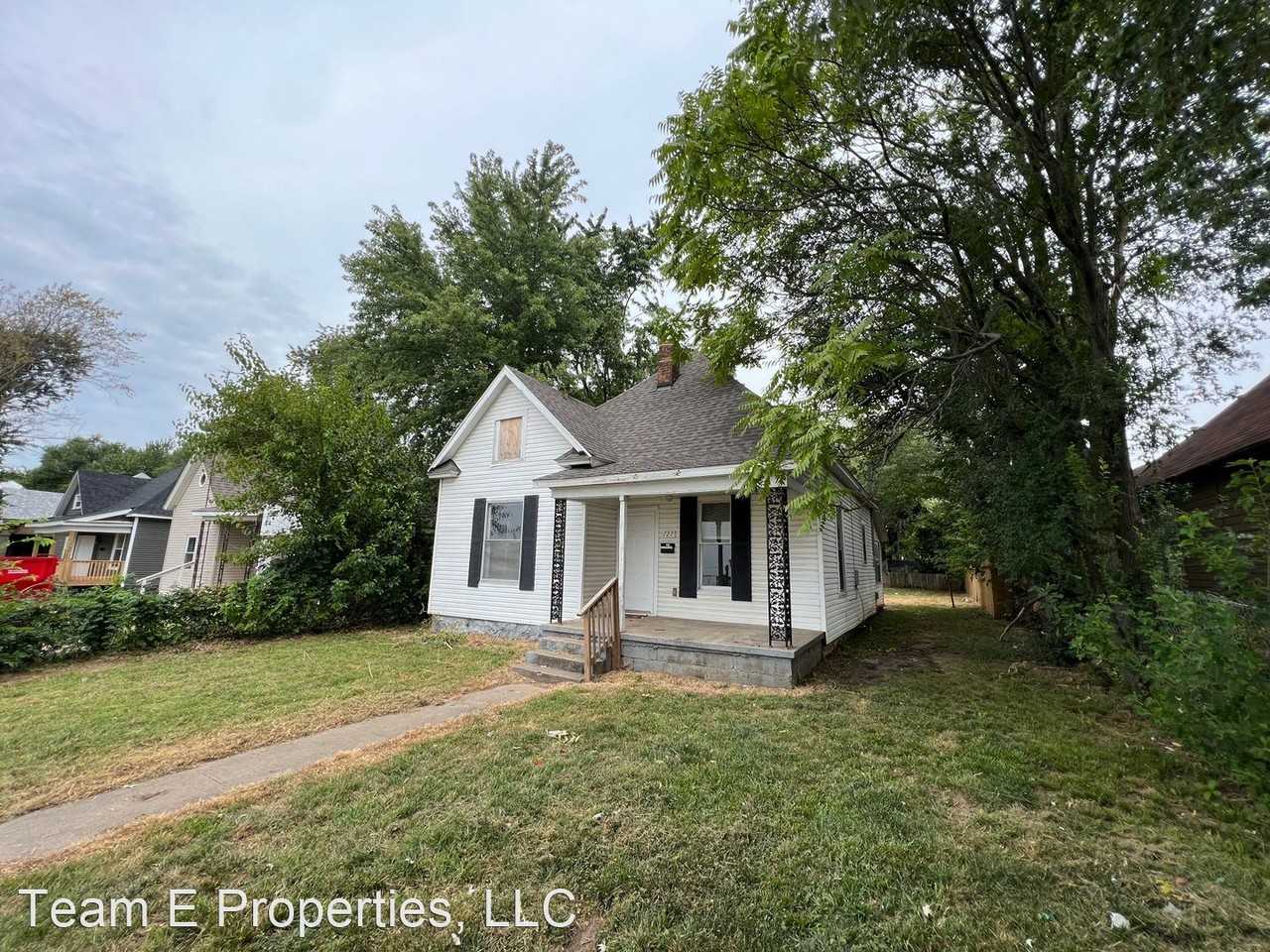 727 W Poplar St - Photo 2 of 16