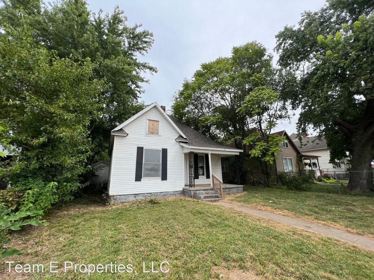 727 W Poplar St - Photo 3 of 16