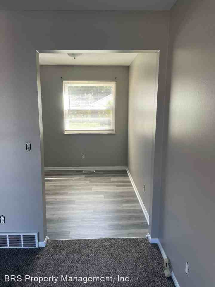 2627 Keewahdin Rd - Photo 3 of 4