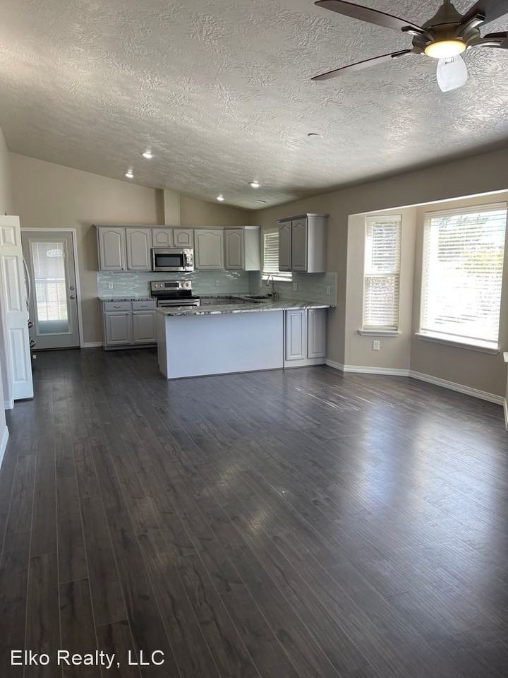 830 Eastlake Dr - Photo 2 of 12