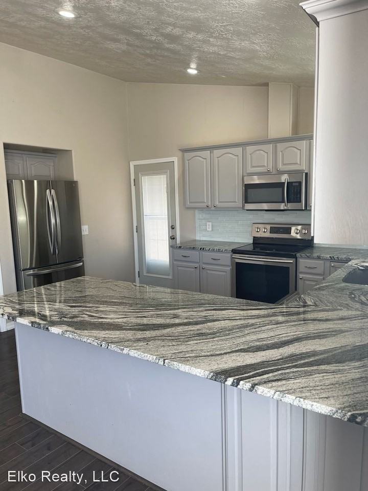 830 Eastlake Dr - Photo 3 of 12