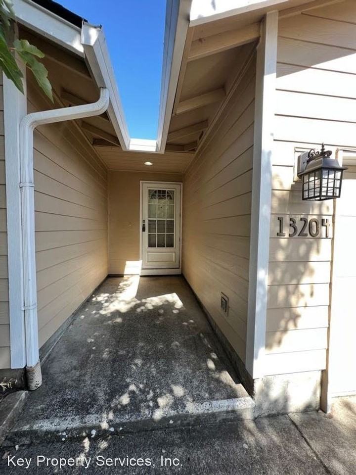 13204 Ne 76th Way - Photo 2 of 20