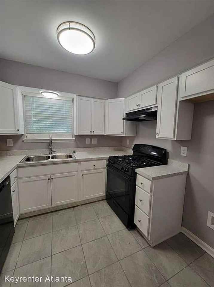 2015 Oak Park Ln - Photo 3 of 15