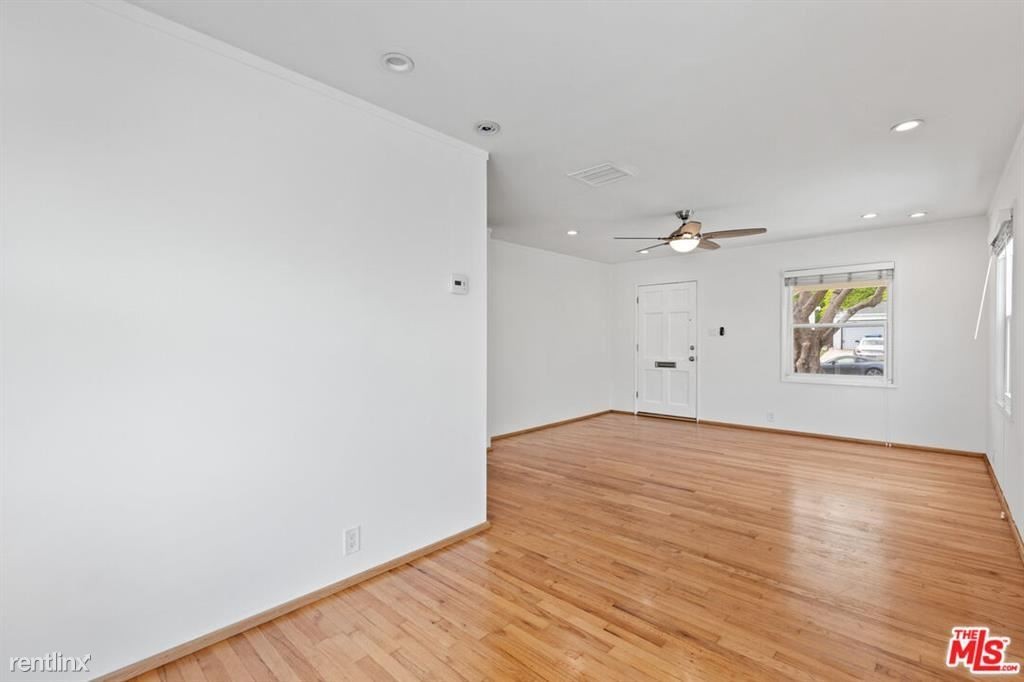 7746 Boeing Ave - Photo 2 of 9