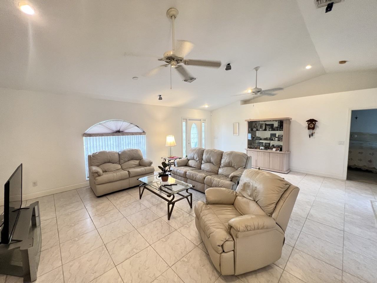 300 Sw 24th Pl - Photo 3 of 16