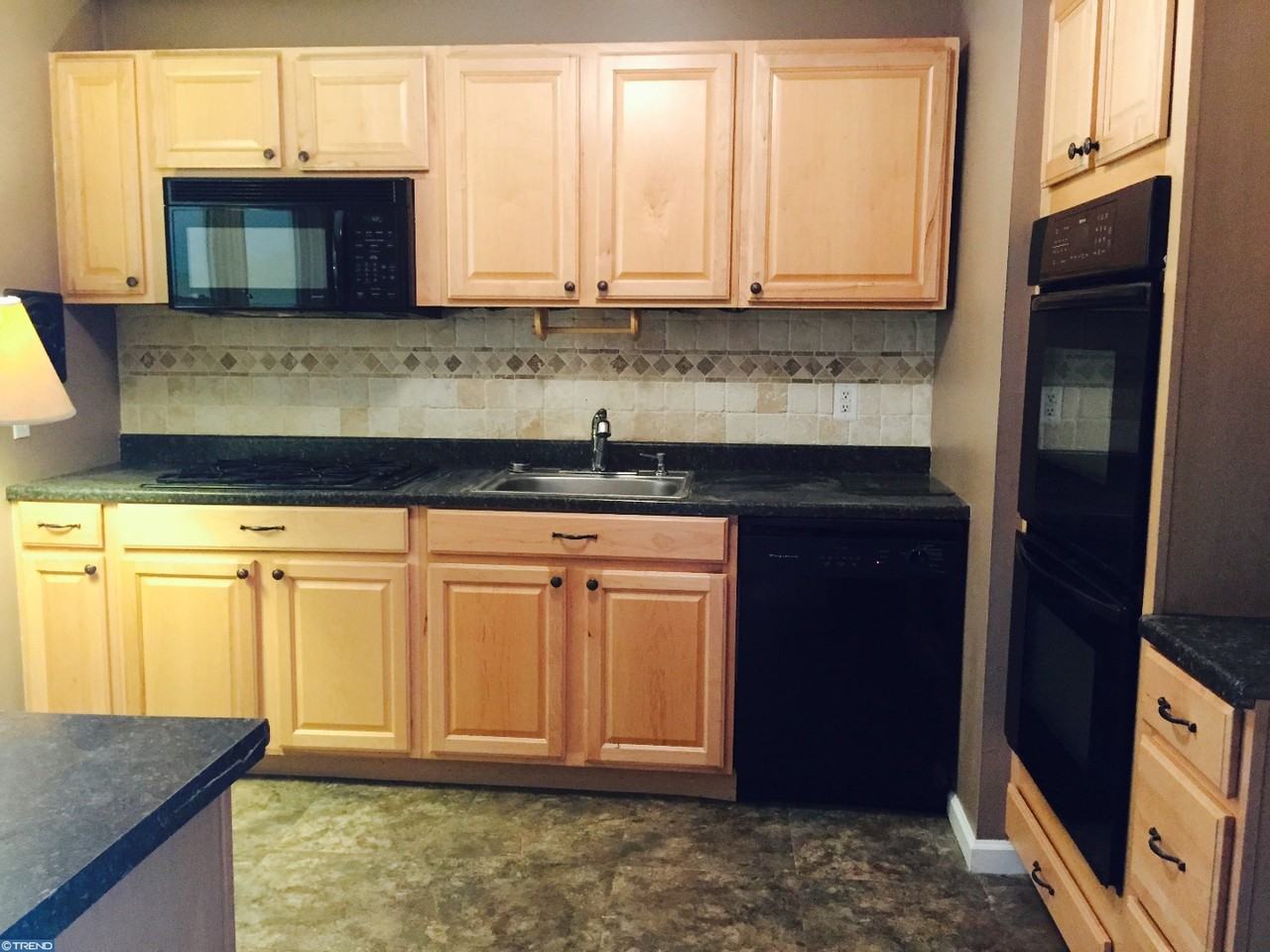 805 Holly Ln - Photo 3 of 11