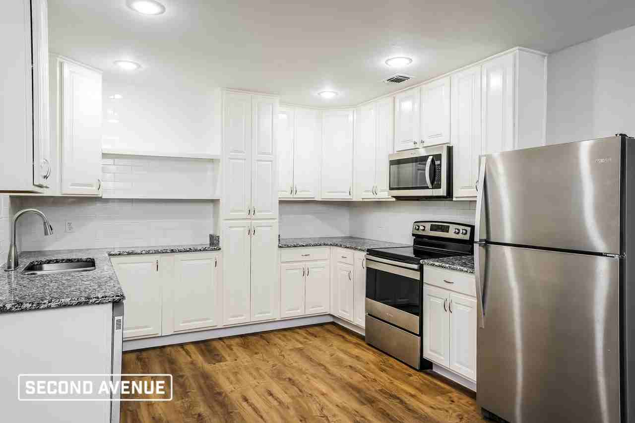 1011 Usher St - Photo 2 of 17