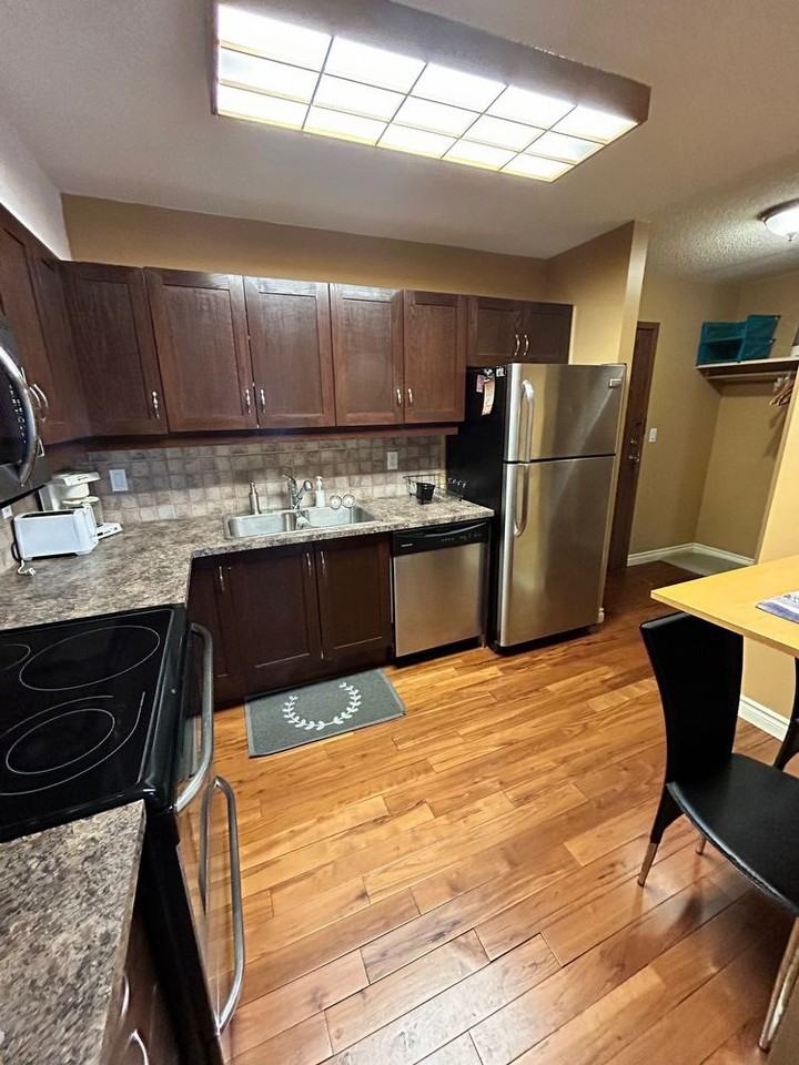 610 Barrington Manor - Photo 2 of 12