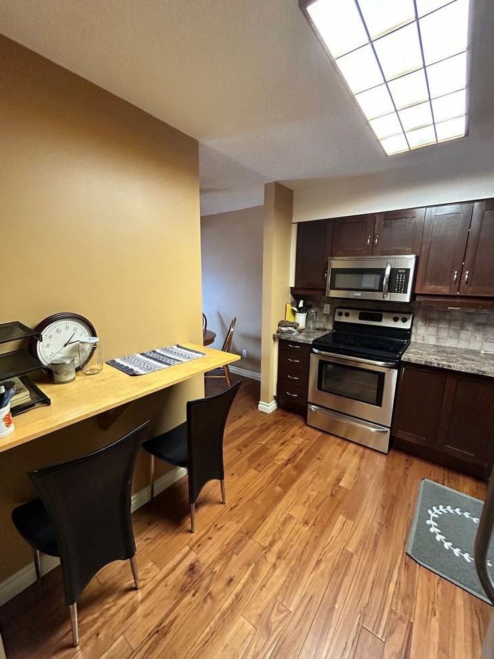 610 Barrington Manor - Photo 3 of 12