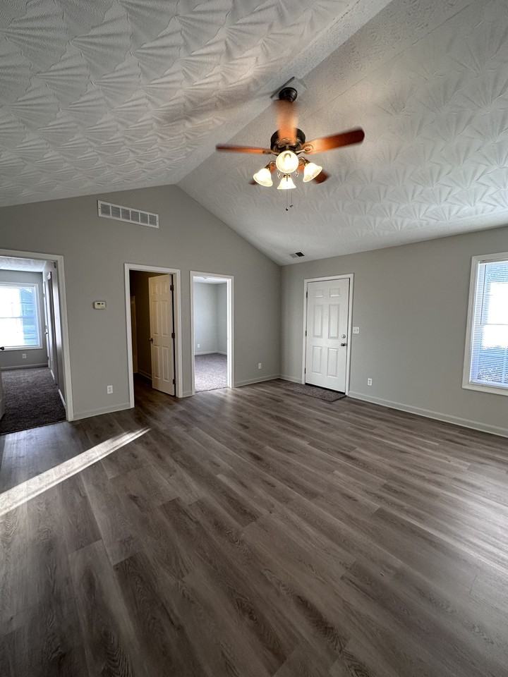 112 Meadow Park Ct #NA - Photo 3 of 18