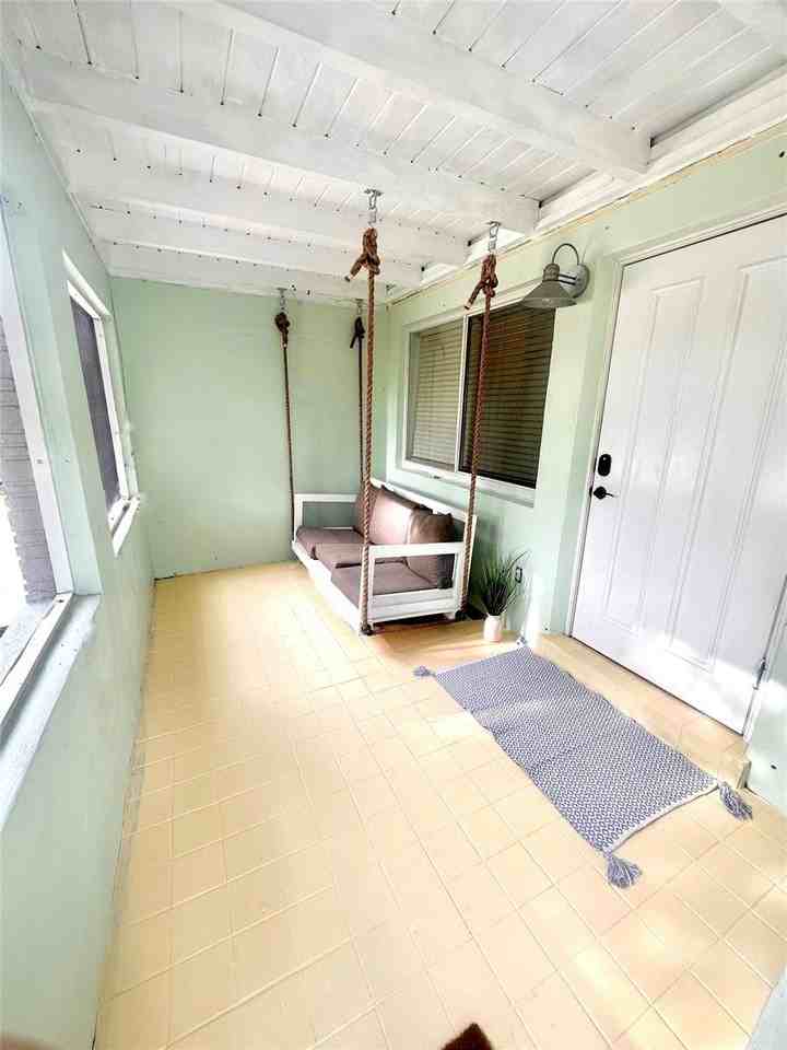 1320 Sw 18th Ave - Photo 2 of 8