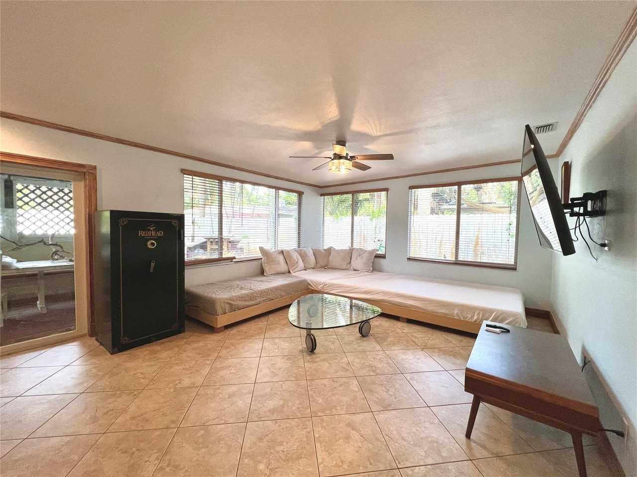 1320 Sw 18th Ave - Photo 3 of 8