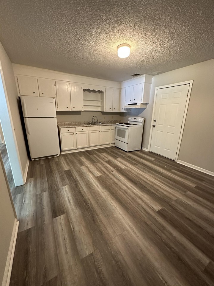 1885 Elmwood Dr #1 - Photo 7 of 10