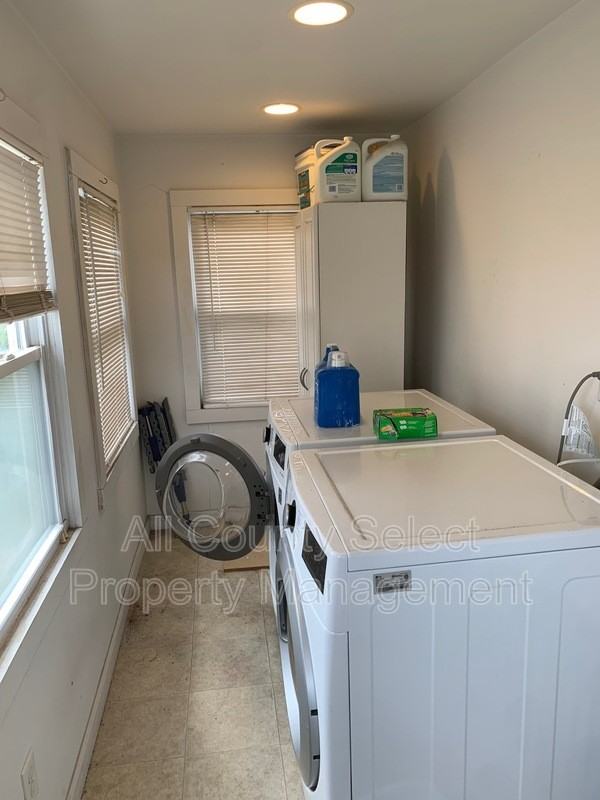 195 Jefferson Ave #2 - Photo 3 of 19
