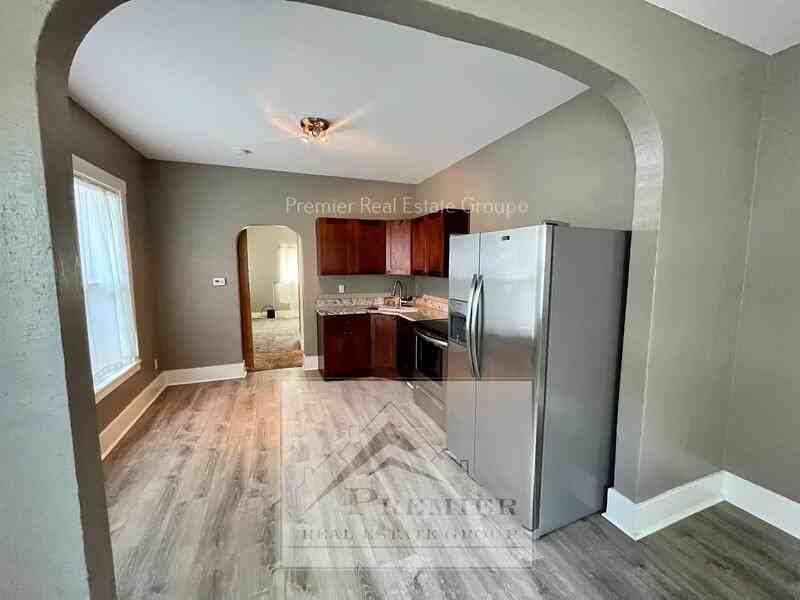 917 E Platte Ave - Photo 4 of 10