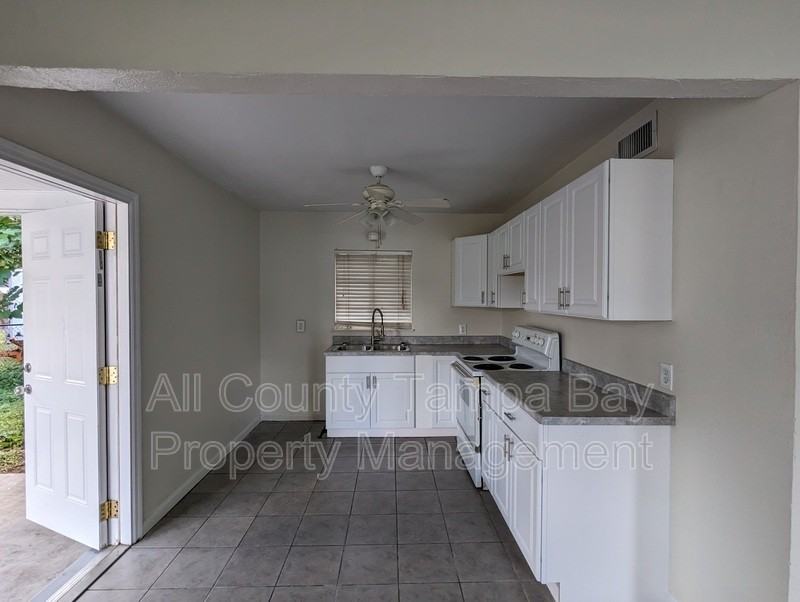 1318 Divot Ln - Photo 3 of 17