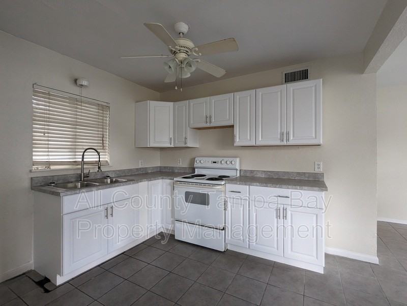 1318 Divot Ln - Photo 4 of 17