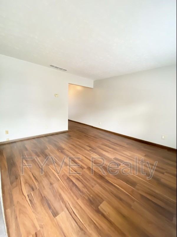 720 W Light St - Photo 3 of 27