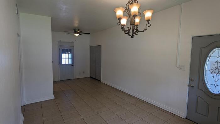 140 N Oxalis Dr - Photo 3 of 27