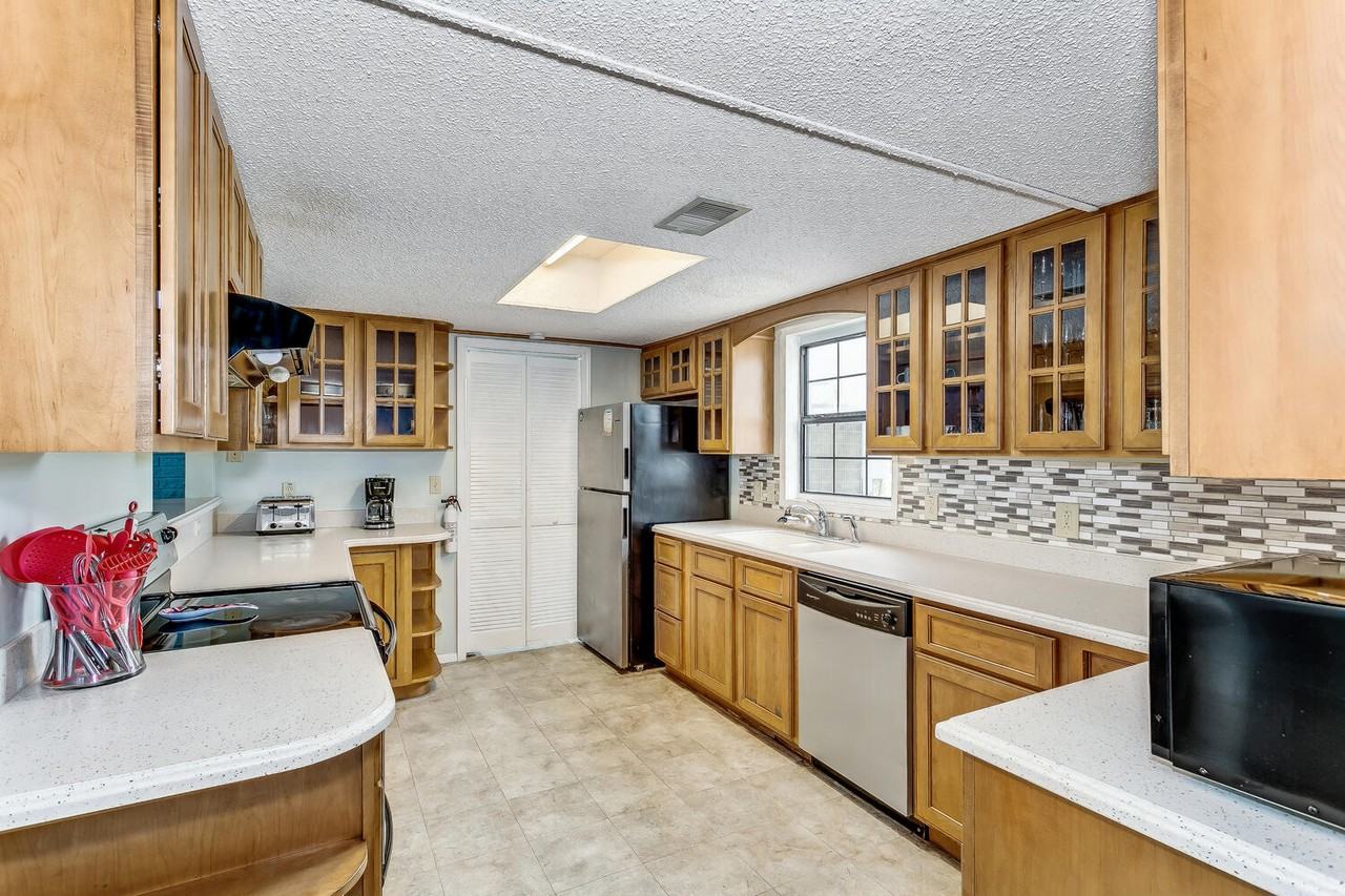 1402 Via De Luna Drive #1 - Photo 7 of 27