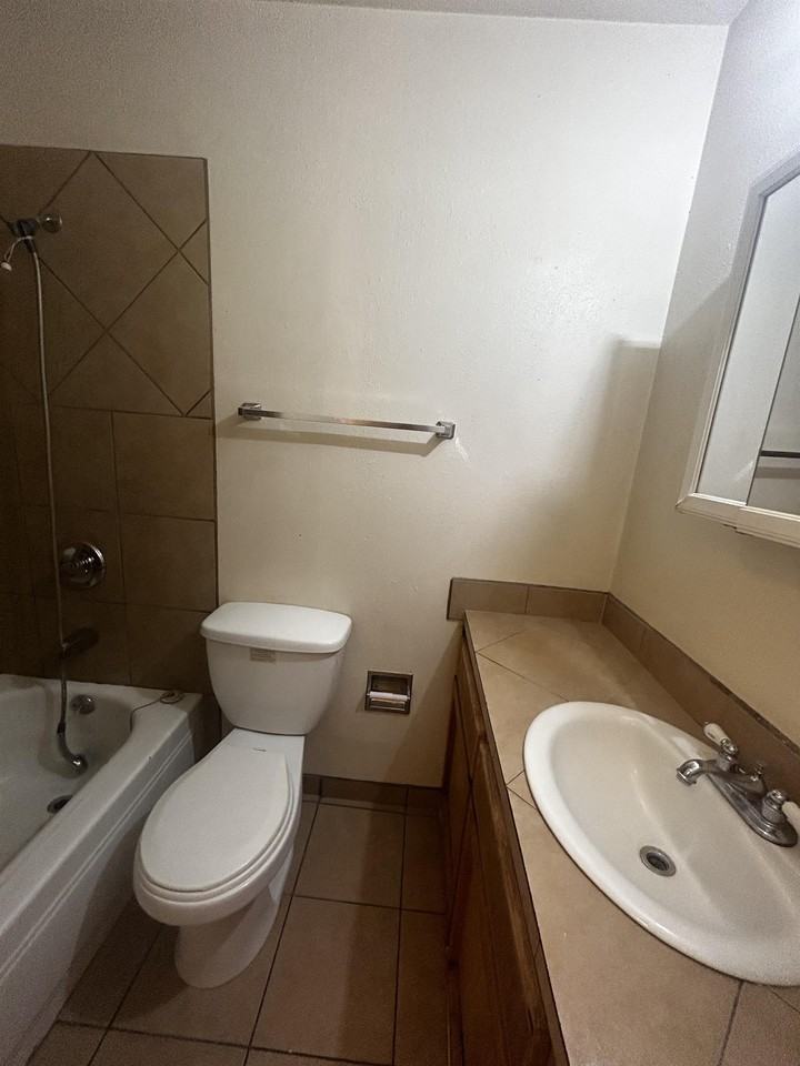8213 Marquette Ave Ne #D - Photo 4 of 6