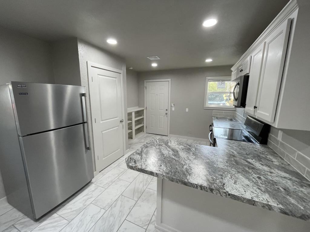 1617 N Vinita Ave - Photo 4 of 9