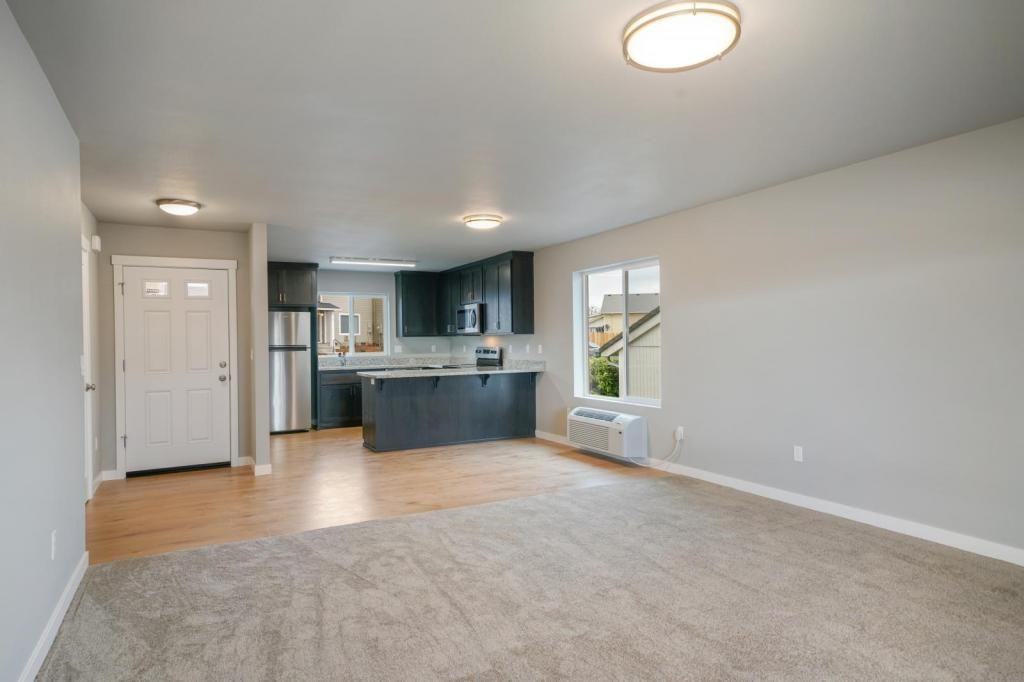 352 Ne Evergreen Ct - Photo 2 of 6