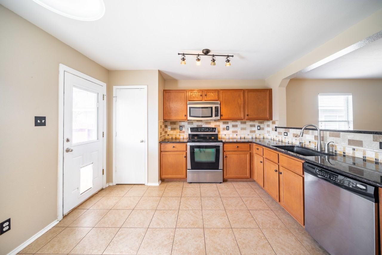 8438 Silver Willow - Photo 7 of 19