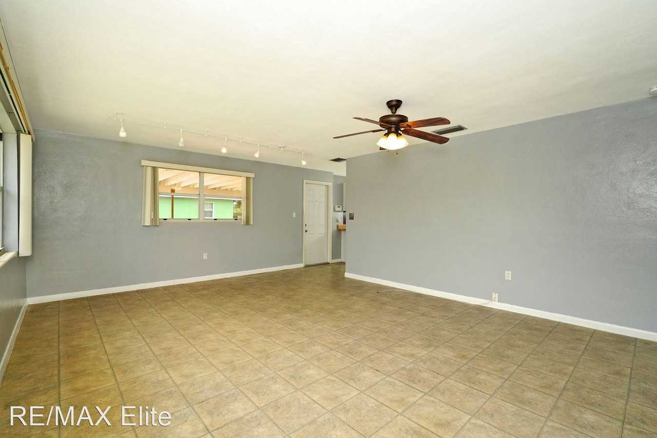 1046 W Highland Dr - Photo 2 of 11